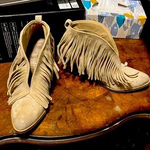 Coconut fringes booties